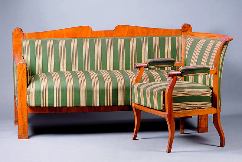 Sitzgruppe best. aus 3 Sesseln und Couch , deutsch, Couch um 1820, Sessel um 1910, Wurzelnuß, Polsterung u. Bezug alt belassen, st. Gebr.-Sp., alt ...
