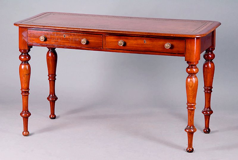 Damenschreibtisch, England, um 1900, gedrechselte Beine, 2-schübig, st. Gebr.-Sp., Lederplatte m. Resten alter Vergoldung., alt belassen, ca. ...
