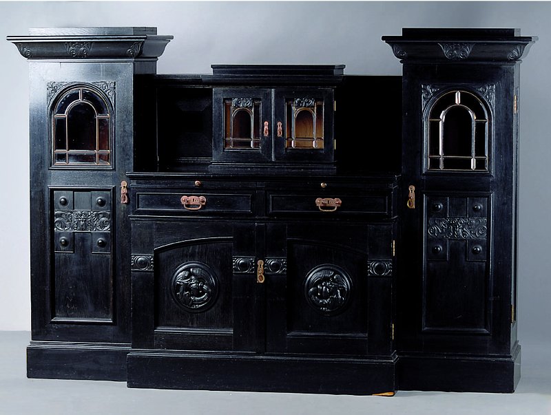 Große Aufsatzbuffet, süddeutsch, wohl Karlsruhe, um 1900/05, Eiche massiv/Furnier,schwarz lackiert, Jugendstil, aufgesetzet Schnitzereien a.d. ...