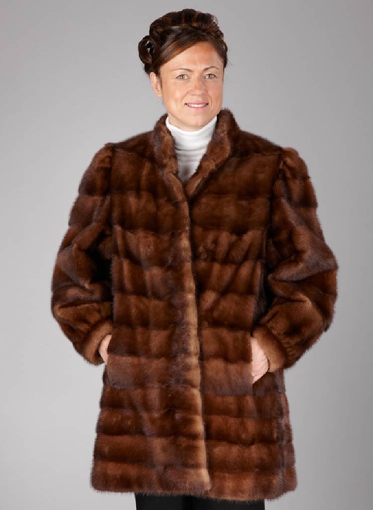 Nerzlongjacke, Gr. ca. 42, braune Felle quer verarbeitet, braunes Innenfutter, Ärmel mit Manschetten, 2 seitl. Einschub- taschen, Rückel. ca. 79 cm