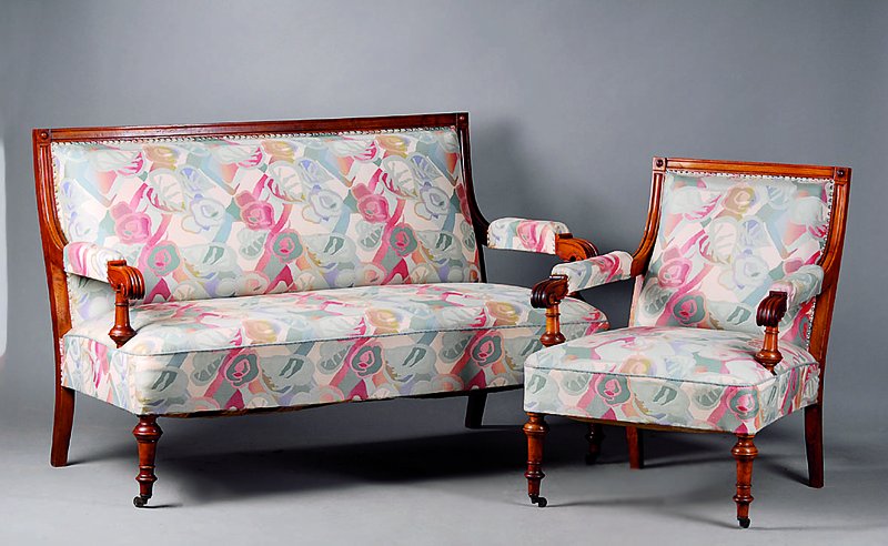 Sitzgarnitur best. aus Sofa u. 2 Sesseln, deutsch um 1890, Gestell Nußbaum, dieses gerieft, Polsterung alt belassen, Bezug sek., Armlehnen in ...