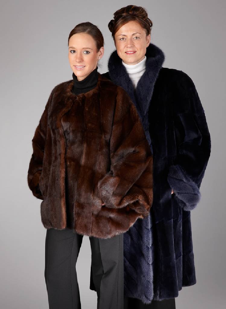Konvolut Nerzjacke und Bisammantel, Jacke: Gr. ca. 38, braune Felle quer und längs verarbeitet, sehr weite Fledermausärmel,kein Kragen, ...