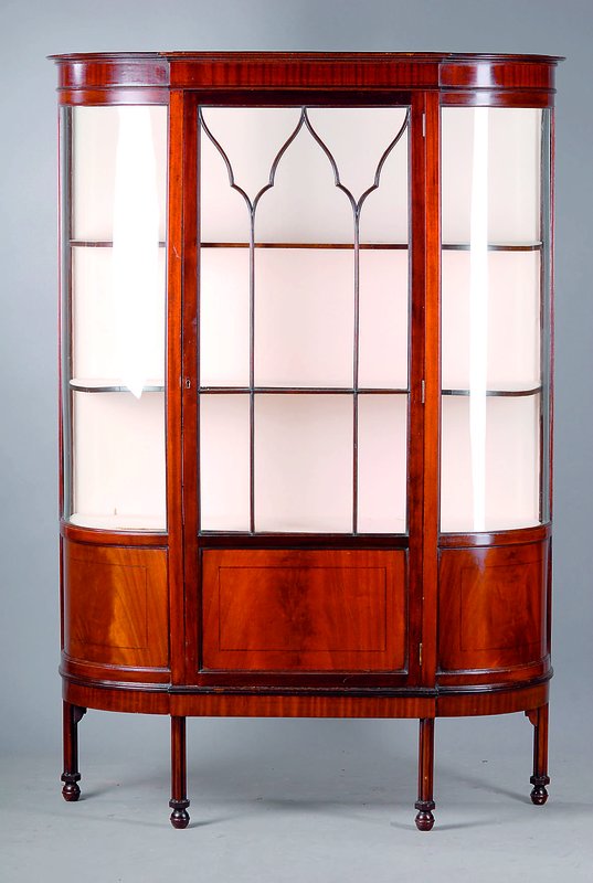 Vitrine, England, um 1900-1910, Mahagoni, seitlich mit gewölbten Scheiben, 3 Einlegebretter, Gebr-Sp., ca. 180x125x40 cm