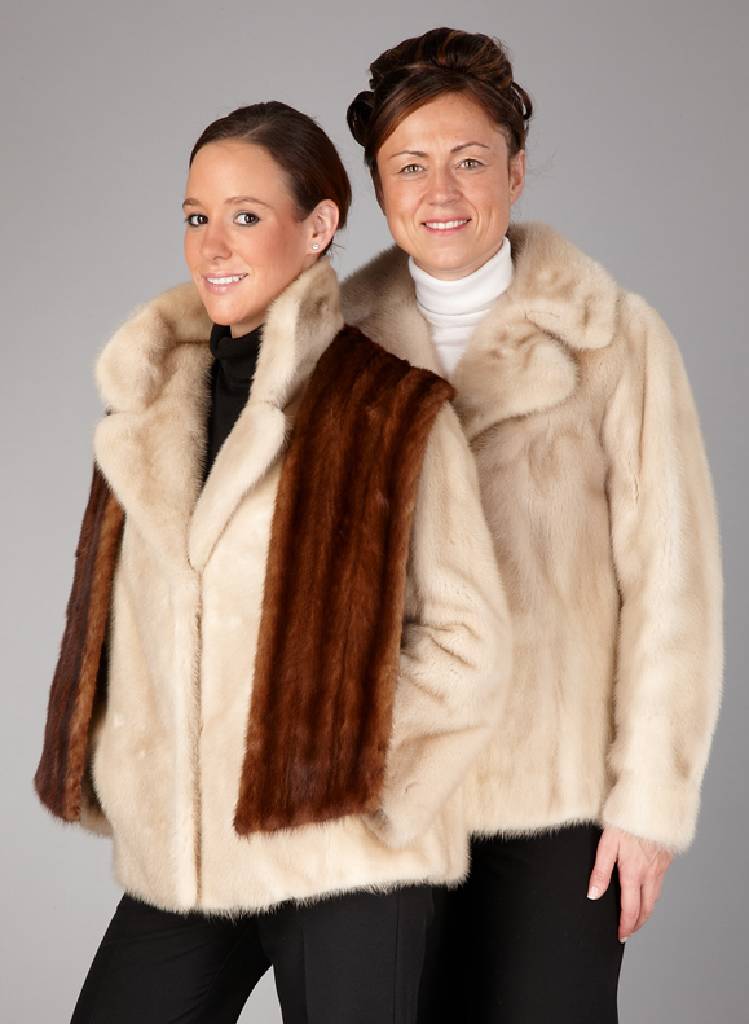 Konvolut 2 Saga-Mink Nerzjacken, Nerzstola undNerzkrawatte, 1 x Gr. ca. 42, beigefarb. längsverarbeitete Felle, 2 seitl. Einschub- taschen, ...