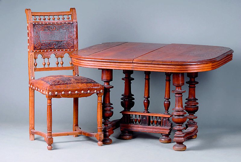 Sitzgruppe best. aus 4 Stühlen u. Tisch, Frankreich, um 1900, Tischuntergestell m. Balusterbeinen, reiche gedrechselt, 2 Einlegebretter, Stühle ...