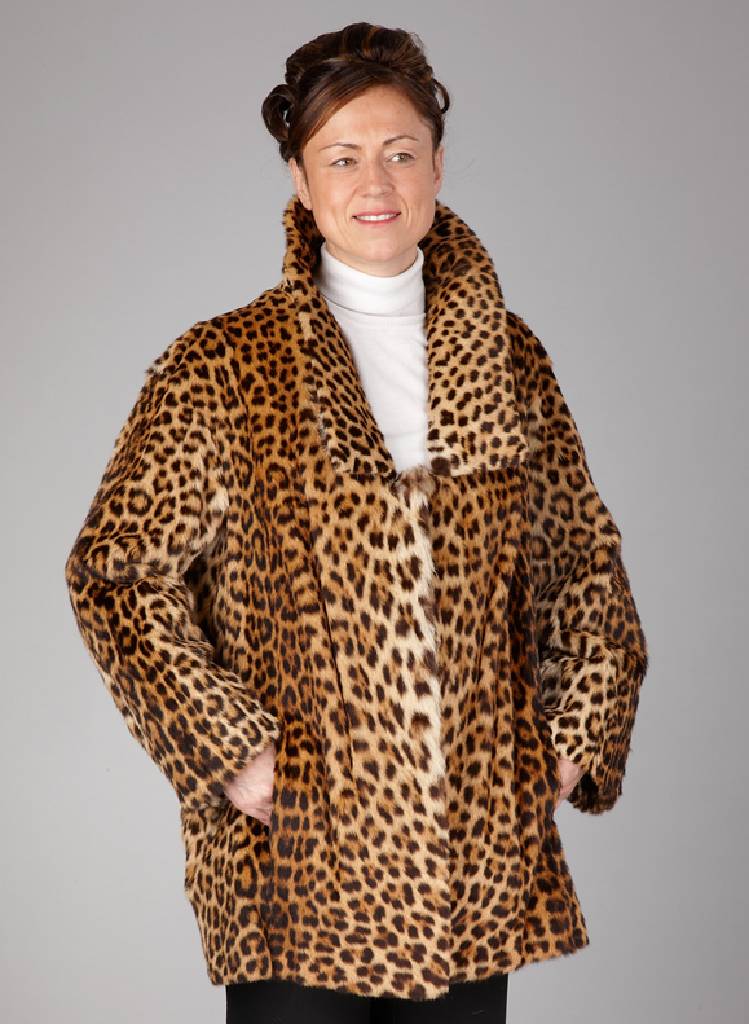 Leopardenjacke, Gr. ca. 40/42, Felle längs verarbeitet, schöne Farbe von hellgelb zu dunkelgelb bis gelbbraun mit schwarzen Ringflecken. gerader ...