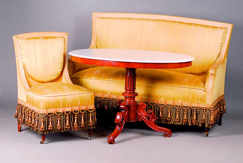 Sitzgruppe, deutsch, um 1890/1900, Sofa und vier Stühle mit Tisch, alte Polsterung, Bezug sek., teils besch., st. Gebr.-Sp., Tisch um 1890, 3 ...