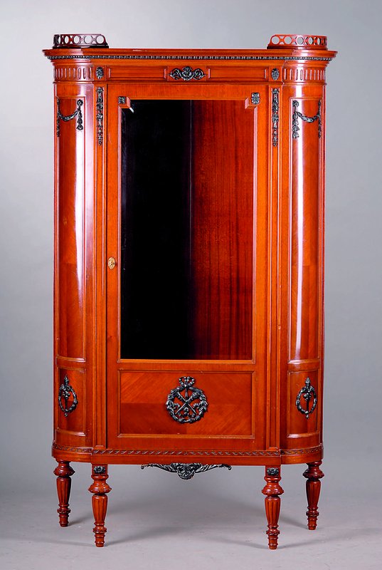 Vitrine, deutsch, um 1900, Mahagoni, im Louisseizestil, abgerundete Ecken, aufgesetzteSchnitzereien, Zahnfries, facett. Glas, Leisten teils besch., ...