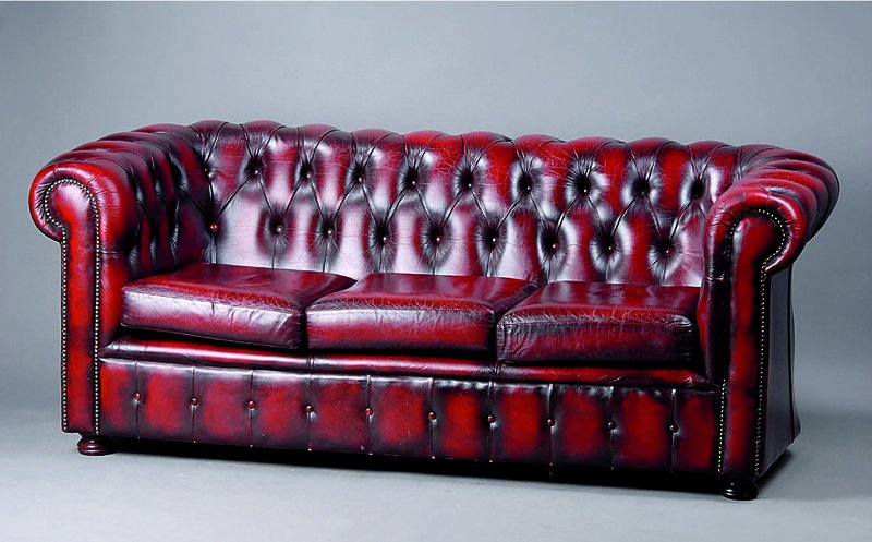 Chesterfieldsofa, 3-Sitzer, England, um 1980, rotes Rindsleder, geheftet u. genoppt, lose Sitzkissen, künstl. Alterssp., Gebr.-Sp., ca. 71x184x80 ...