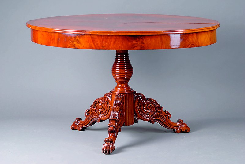 Ovaler Ausziehtisch, deutsch, um 1870/80, Pyramidenmahagonifurnier, Fuß Nußbaum, 1 Einlegebrett, 3 Auslegerbeine, diese reich geschnitzt, ...