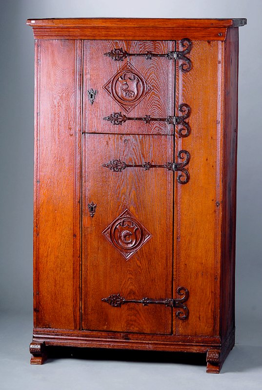 Brotschrank, deutsch, nach dem Vorbild des 16.Jhd., um 1880/90, 2-türig, sparsame Wappenschnitzerei, Eisenbeschl. geschmiedet, st. Gebr.-Sp., alt ...