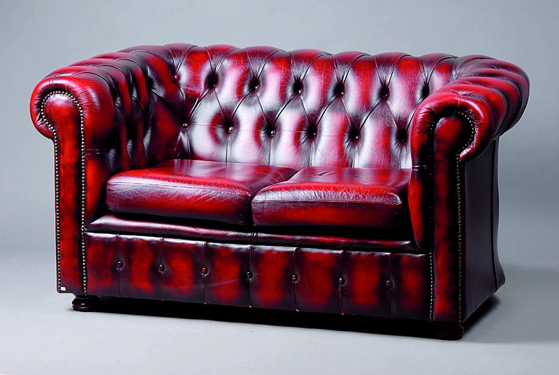Chesterfieldsofa 2-Sitzer, England, um 1980, roter Rindslederbezug, geheftet u. genoppt, künstl. Alterssp., Gebr.-Sp., ca. 72x139x84 cm,SH. 42 cm