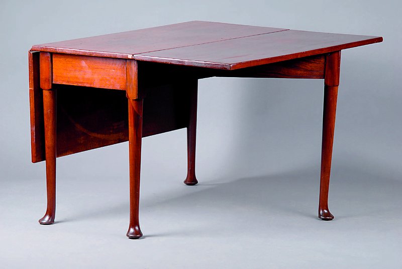 Engl. Klapptisch, um 1900, Nußbaum, sog. Oblongtable, beidseitig abklappbar, einfache Zarge, Gebr.-Sp., ca. 70x48(134)x106 cm