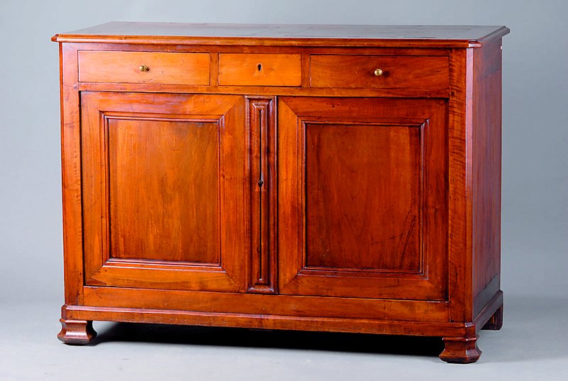 Anrichte, Frankreich, um 1890, Nußbaumfurnier, Oberteil fehlt, 2-türig, 3 Schubladen, ca. 100x137x57 cm