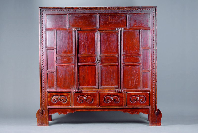 Brotschrank, Spanien, nach dem Vorbild v. 1720 um 1900, 2-türig, 4 Schubladen, rot gebeizt, st. Gebr.-Sp., ca. 167x162x53 cm
