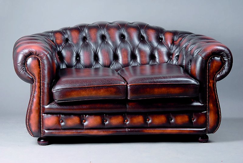 Chesterfieldsofa, 2-Sitzer, nach engl. Vorbild v. 1910, braunes Rindsleder, lose Sitzkissen, geheftet u. genoppt, Gebr.-Sp., ca. 70x150x96 cm, Sh. 50 ...
