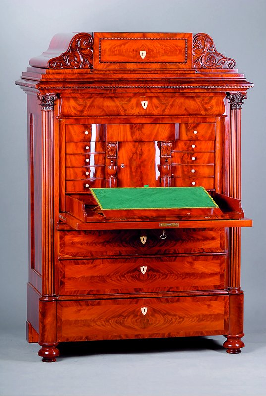 Schranksekretär, norddeutsch, um 1860, Korpus HH, Pyramidenmahagoni einfach u. doppelt gesp. verlegt, Unterteil 3-schübig, Oberteil 2-schübig, ...