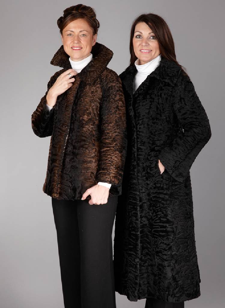 Konvolut Persianermantel und Persianerjacke, Mantel Gr. ca. 36, schwarze Felle, 2 seitl.Einschubtaschen, schwarzes Innenfutter mit Label: Howahrde ...