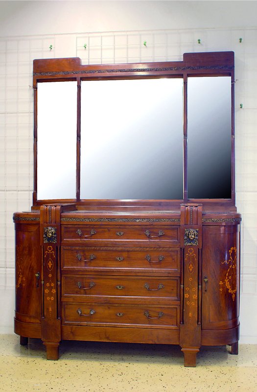 Detail a: Schlafzimmer, Frankreich, um 1925/30, best. aus Doppelbett m. integr. Nachtschränkchen, Damenfrisierkommode mit 3-teiligem Spiegel, gr. Kommode ...