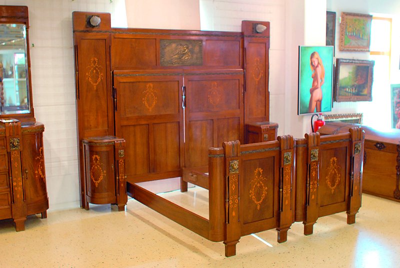 Detail b: Schlafzimmer, Frankreich, um 1925/30, best. aus Doppelbett m. integr. Nachtschränkchen, Damenfrisierkommode mit 3-teiligem Spiegel, gr. Kommode ...