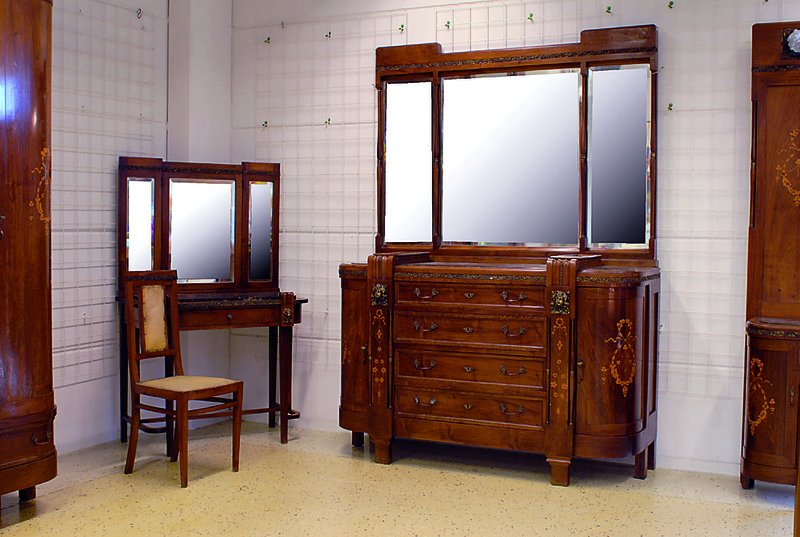 Detail c: Schlafzimmer, Frankreich, um 1925/30, best. aus Doppelbett m. integr. Nachtschränkchen, Damenfrisierkommode mit 3-teiligem Spiegel, gr. Kommode ...