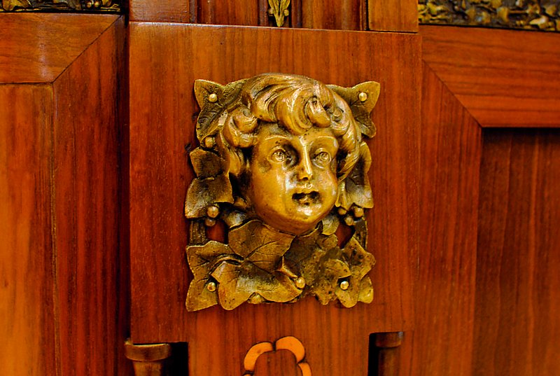 Detail d: Schlafzimmer, Frankreich, um 1925/30, best. aus Doppelbett m. integr. Nachtschränkchen, Damenfrisierkommode mit 3-teiligem Spiegel, gr. Kommode ...