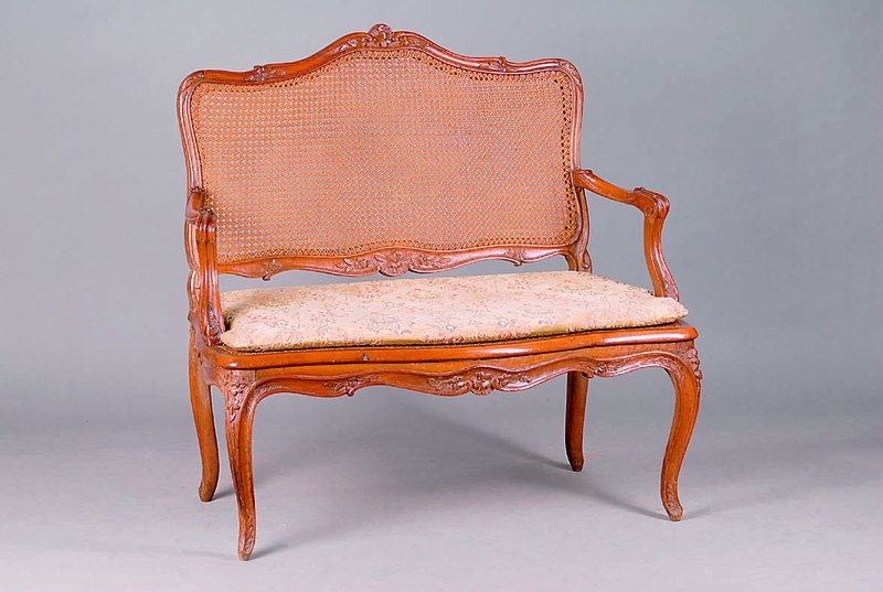 Sitzbank, wohl Frankreich, um 1900, Holz, Geflecht an Rückenlehne u.Sitzfläche, Sh.ca.40cm, H.ca.94cm,, gut erhalten, jedoch am ...