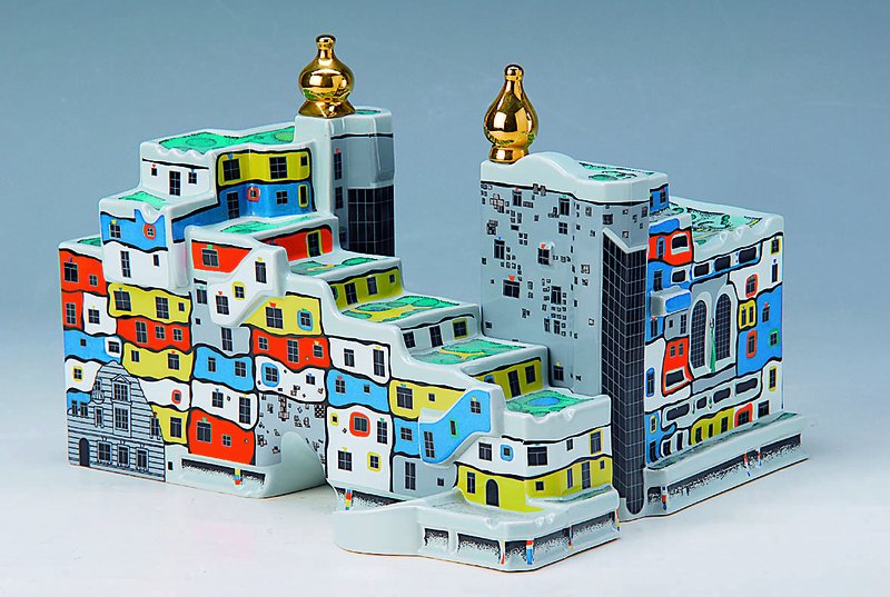 Hundertwasser, Friedensreich, 1928 Wien - 2000, Das Haus, zweiteiliges Porzellanobjekt von 1991, hier in der grau- weissen Ausführung, signiert, H. ...