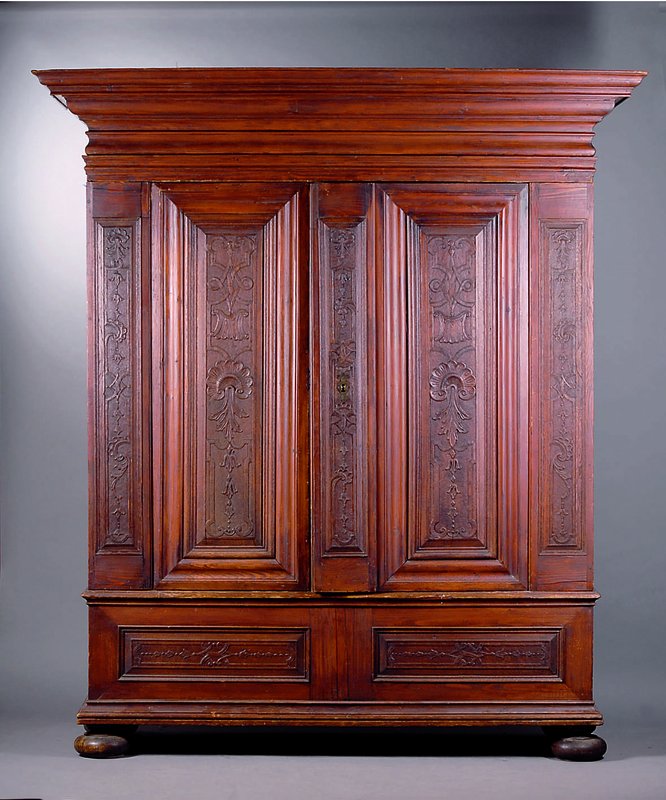 Schrank, süddeutsch, um 1720/30, auf Rahmen gearb., WH/Kiefer, Inlets in Flachschnitzerei m. Muschel, Bänder u. Blumendekor, Lisenen pilasterhaft ...
