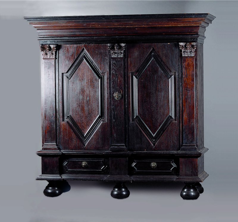 Schrank, deutsch, um 1890, Eiche massiv, Front auf Rahmen gearb., sog. Hamburger Schrank, Korinth. Säulen, Oberteil vielfach getreppt, Unterteil m. ...
