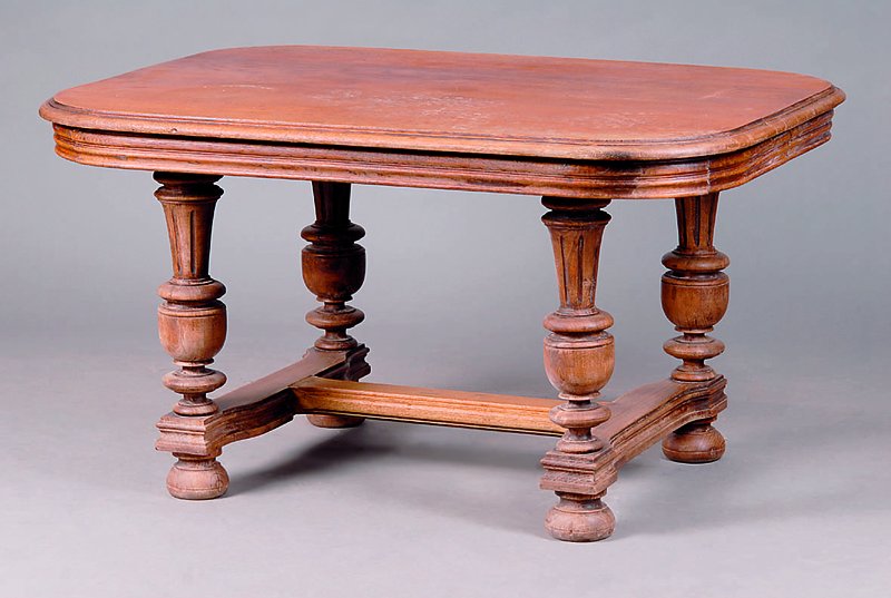 Couchtisch, Frankreich, um 1880, Nußbaum, gedrechselte Balusterbeine, Zarge vielfach getreppt, Beine verstrebt, Gebr.-Sp., ca. 57x103x74 cm