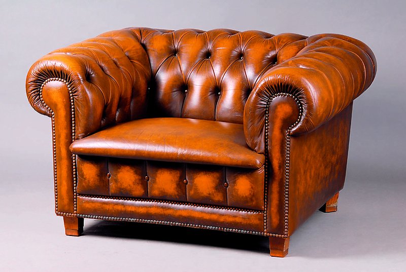 Chesterfieldsessel, nach altem engl. Vorbild , Rindsleder, Lehne u. Seiten geheftet u. genoppt, Nagelverz., Gebr.-Sp., ca. 68x115x97 cm, Sh. 43 cm