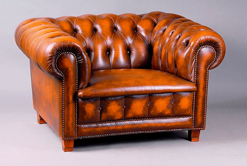 Chesterfieldsessel, nach altem engl. Vorbild , Rindsleder, Lehne u. Seiten geheftet u. genoppt, Nagelverz., Gebr.-Sp., ca. 68x115x97 cm, Sh. 43 cm