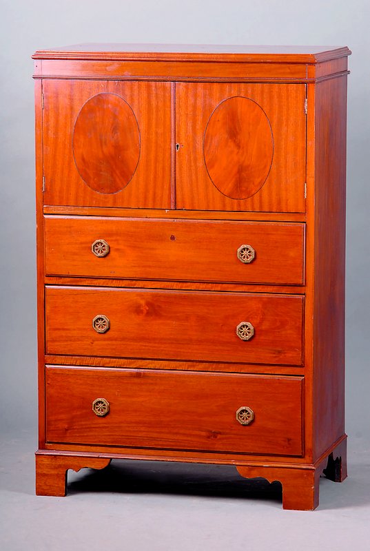 Kommode, England, um 1900, Mahagoni gesp. verlegt, 3-schübig, 2-türig, ovale Inlets, Gebr .-Sp., ca. 119x75x48 cm