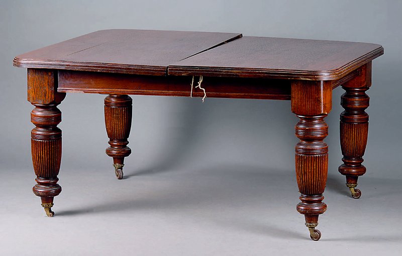 Ausziehtisch, England, um 1880, Balusterbeine gerieft, Rollen, Zarge getreppt, 2 Einlegebretter, Kurbelmechanismus, Kurbel fehlt, eine Rolle fehlt, ...