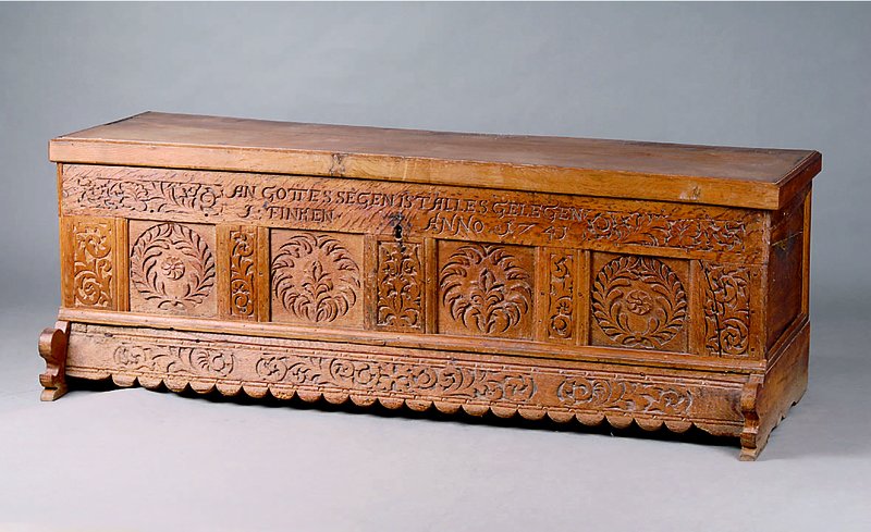 Truhe, mitteldeutsch, um 1745, Eiche massiv, auf Rahmen gearb., Front reich geschnitzt, Wangenstruktur, Deckel z.T. erneuert, Schloss a.d. Zeit, ohne ...