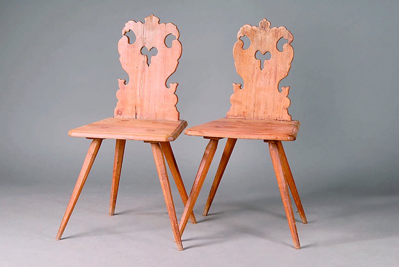 2 Brettstühle, süddeutsch, wohl Schwaben, um 1830, Nußbaum/Kirschbaum, teilrest., Verleimung empf., schwundrissig, alt belassen, Gebr.-Sp., ca. ...