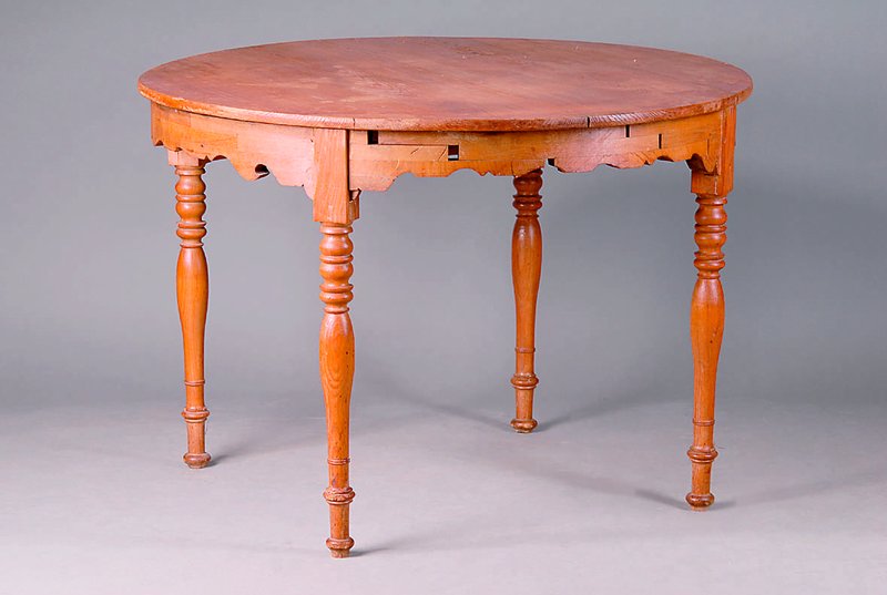Runder Tisch, süddeutsch, um 1810/20, Eiche massiv, urspr. Ausziehtisch, Zarge geschweift, alt belassen, schwundrissig, Verleimung empf., H. ca. 76 ...