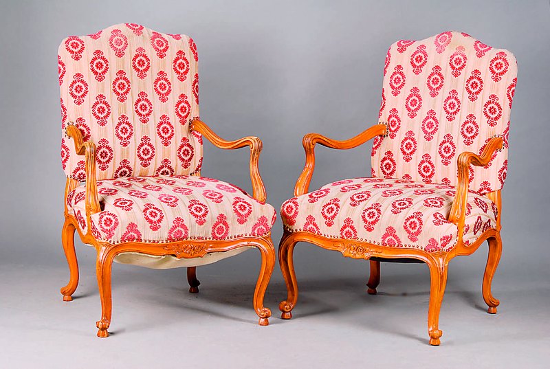 Stuhlsessel, Frankreich, um 1920/30, Nußbaum massiv, Barockstil, allseitig geschweift u. gerieft, sparsame Volutenschnitzereien, Bezug 60er Jahre, ...