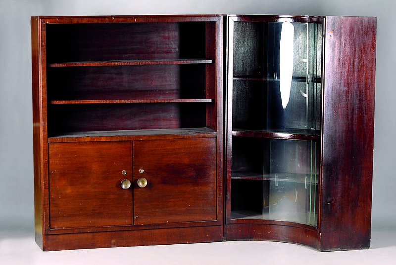 Eckvitrine/Bücherschrank, deutsches Art-Deko, um 1930, Nußbaumfurnier, sog. Haller Anbaumöbel, 2-türig, gebogte Glasscheiben, st. Gebr.-Sp., ...