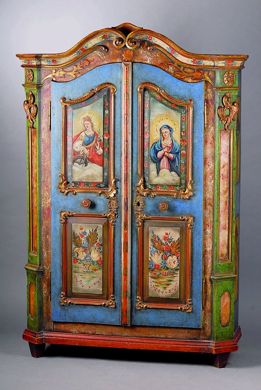 Zierschrank, alpenländisch, um 1830, WH, allseitig geschweift, Front auf Rahmen gearb., reiche Schnitzerei a.d. Vollholz, teilvergoldet, Malerei ...