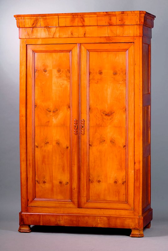 Schrank, Frankreich, um 1860, Louis Philippe, Kirschbaum, Kopf vielfach getreppt, Fuß passig, Inlets 4-fach getreppt, schwundrissig,st. Gebr.-Sp., ...
