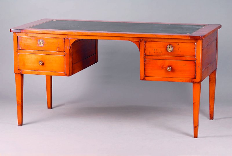 Schreibtisch, nach dem Vorbild v. 1830/40, Kirschbaum massiv, 4-schübig, 2 davon abschließbar, eine Schublade nicht zu öffnen, Platte m. schwarzer ...