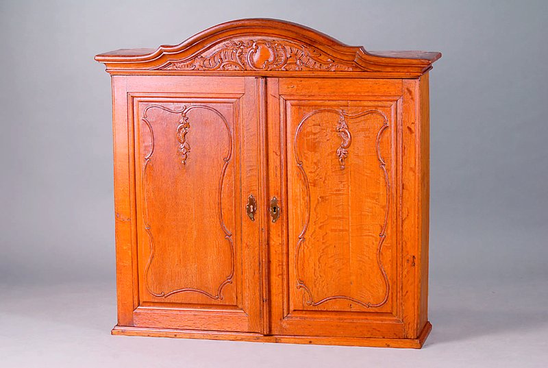 Schrankaufsatz, deutsch, 18. Jhd., als Hängeschrank, Eiche massiv, florale Schnitzereien, 2-türig. ohne Schlüssel, st. Gebr.-Sp., alt belassen