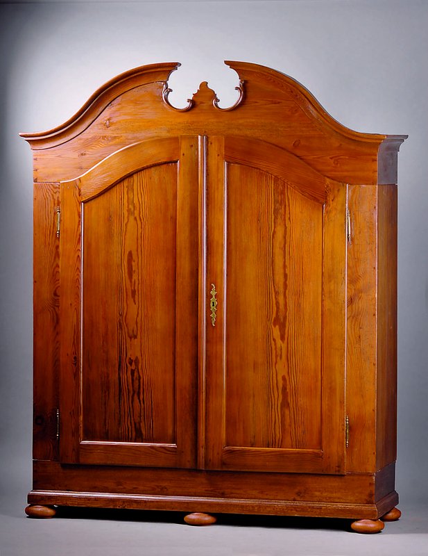 Barockschrank, 2.Hälfte 18. Jhd., norddeutsch , Kiefer, Füße sek., orig. Schloss, Kleiderstange, gesprengter Giebel, Gebr.-Sp., ca. 221x180x62 cm