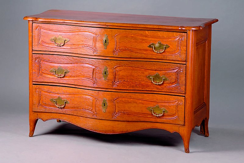 Barockkommode, deutsch, um 1760/70, Eiche , Korpus Fichte, Front gescheift, 3 Schubladen, Seiten kassettiert, o.S., Gebr.-Sp., ca. 87x130x62 cm
