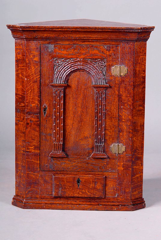 Eckschränkchen, deutsch, 1.Hälfte 19.Jhd, ausgesuchtes Eichenholz, teils gesp. verlegt, 1 Schublade, 1-türig, Gebr.-Sp., ca. 62x49x28 cm