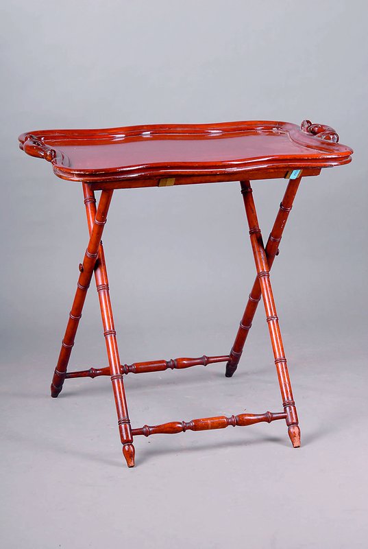 Engl. Tabletttisch, um 1860/70, viktorianisch, Mahagoni, abnehmbares Tablett, Gestell m. Balusterbeinen, Gebr.-Sp., ca. 70x82x51 cm