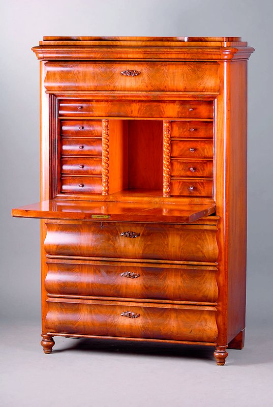 Standsekretär, deutsch, um 1850/60, Mahagonifurnier gesp. verlegt, Kopf vielfach getreppt, eine integr. Kopfschublade, Unterteil 3-schübig, Klappe, ...