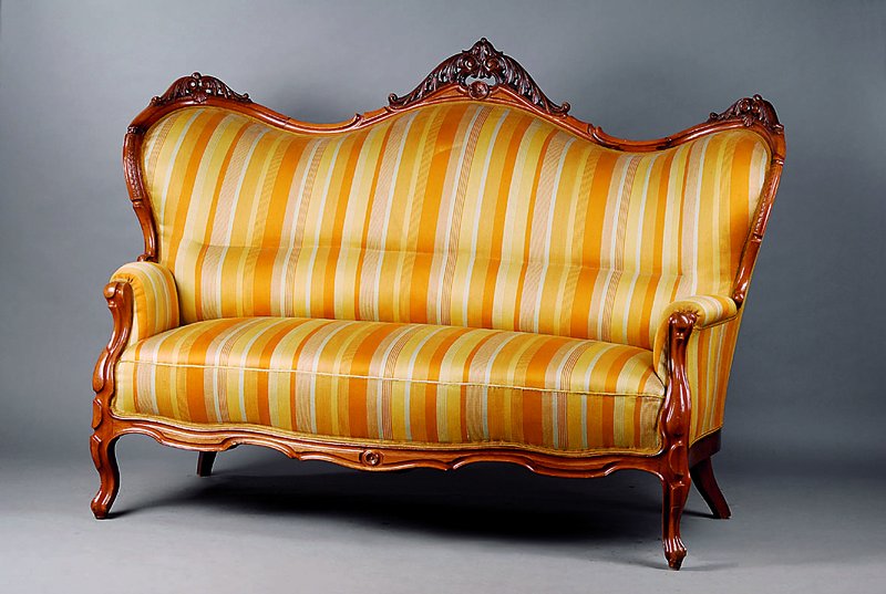 Sofa, süddeutsch, um 1840/50, allseitig geschweift, Nußbaum, Schnitzereien in Form v. Rocaillen u. Blättern, orange-gelber Bezug, Gebr.-Sp., ca. ...